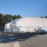 La piscine, entourée d'une couverture protectrice toute saison
