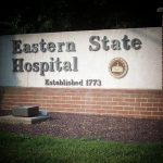 Le panneau Eastern State, à l'entrée du campus