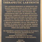 Une plaque dédiée au labyrinthe de la sérénité