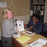 Bibliothécaires travaillant dans la bibliothèque du bâtiment Davis