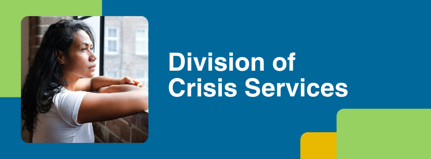 L'image contient une image d'une femme d'origine asiatique américaine & Pacific Islander. Elle porte un t-shirt blanc et regarde par la fenêtre. Le fond est bleu avec des accents verts et jaunes. À droite de l'image, un texte blanc indique "Division of Crisis Services."