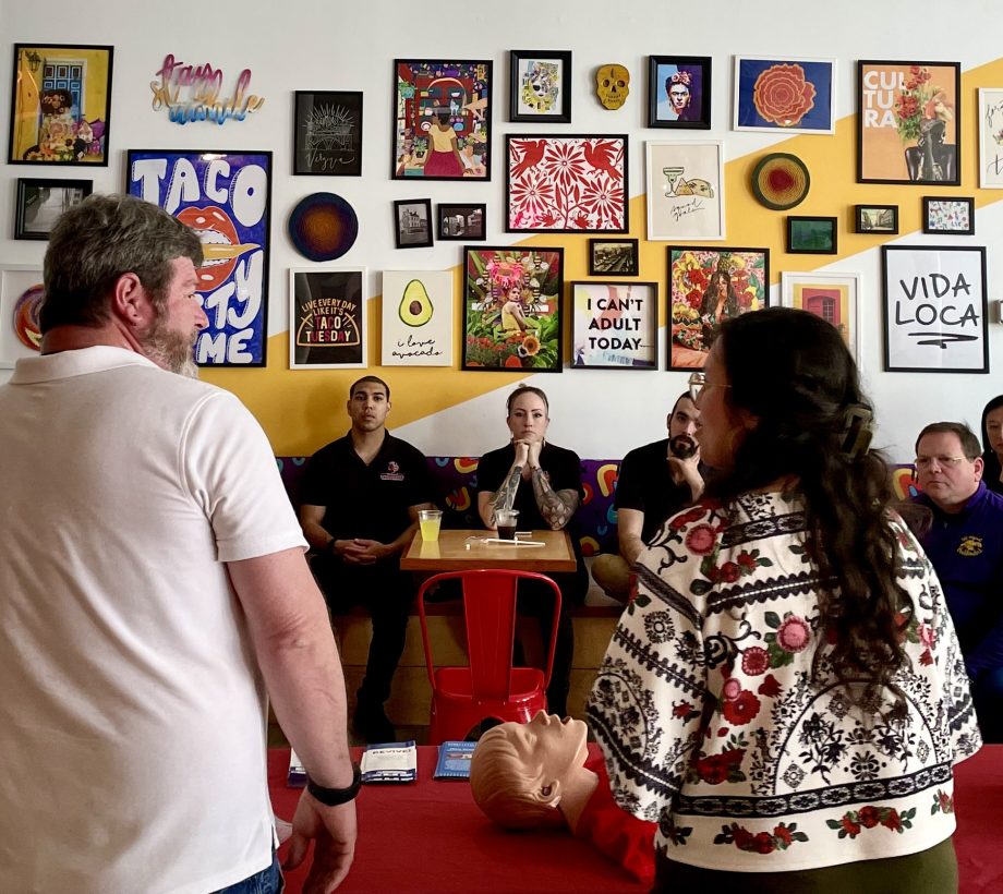DBHDS REVIVE! La spécialiste en éducation Tiana Vazquez propose un service de formation REVIVE! rapide pour le personnel de Soul Taco dans le centre-ville de Richmond