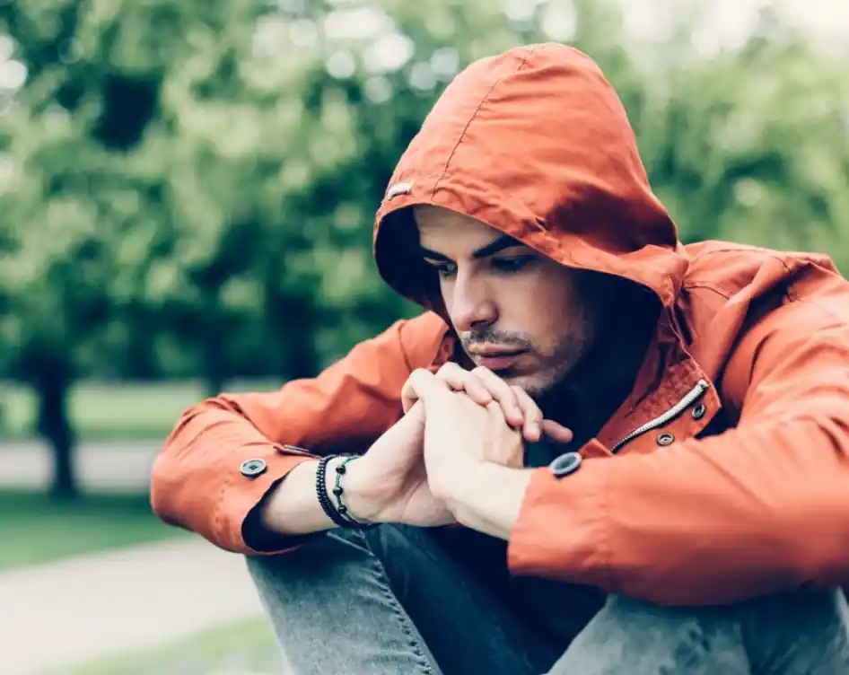 Jeune personne réfléchie