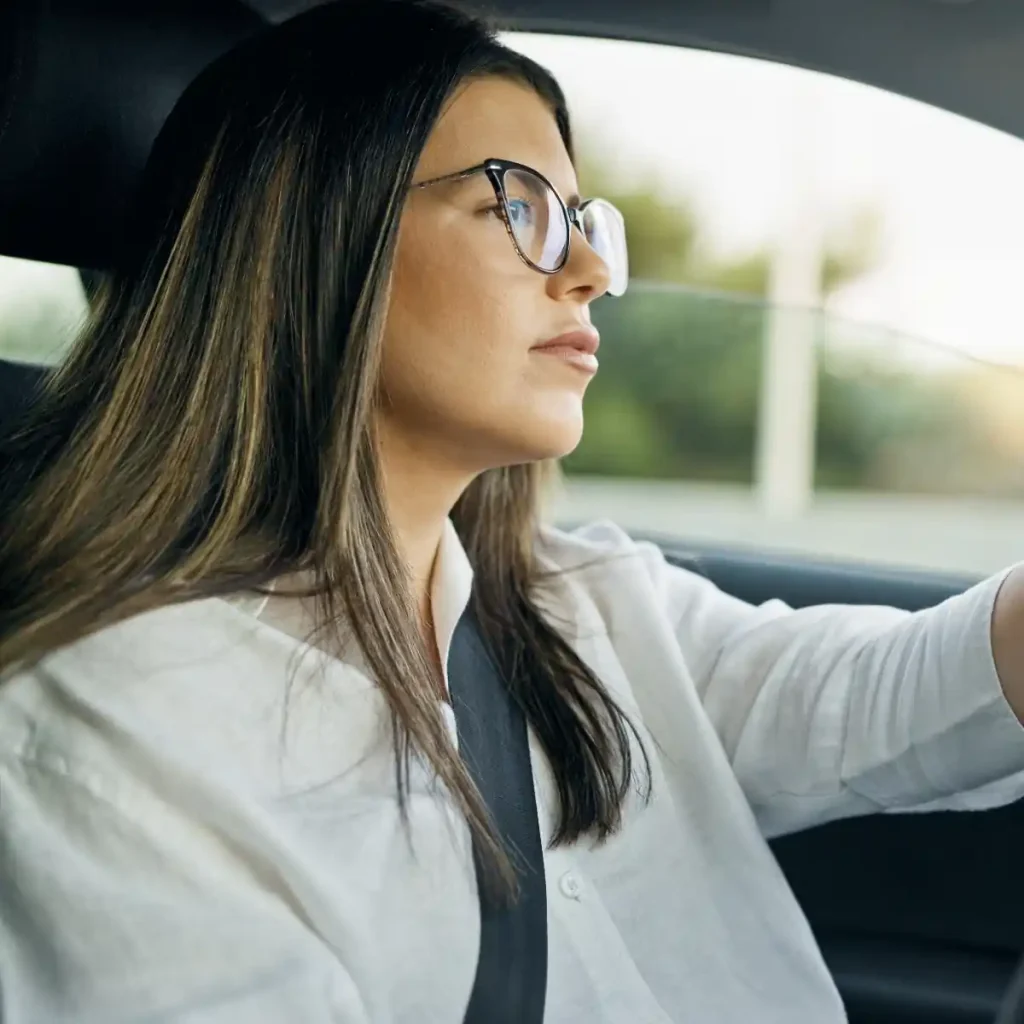Femme à lunettes au volant