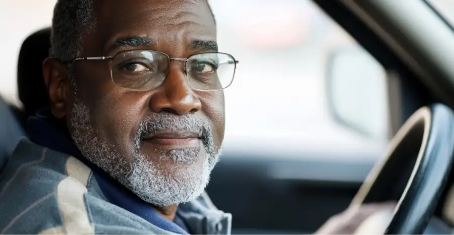 Un homme sérieux au volant