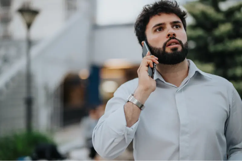 Jeune homme parlant au téléphone