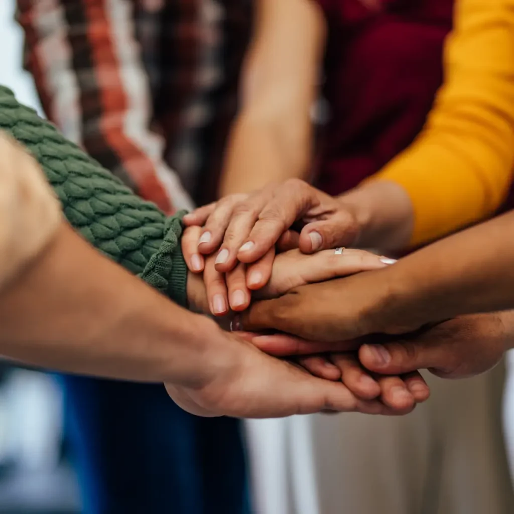 Les mains jointes pour célébrer