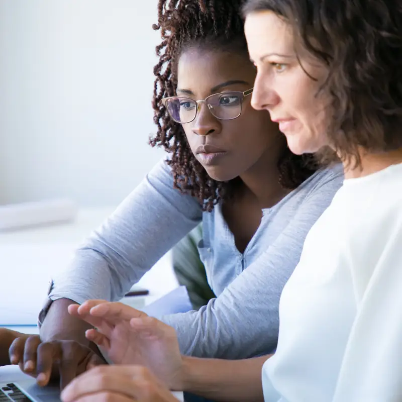 Spécialistes travaillant dans le domaine de l'informatique