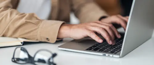 des mains tapant sur un clavier