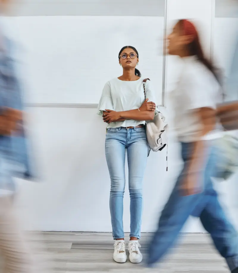 Étudiante, anxieuse et femme sur un campus universitaire très fréquenté, souffrant de dépression, de troubles de la tristesse et de problèmes de santé mentale.